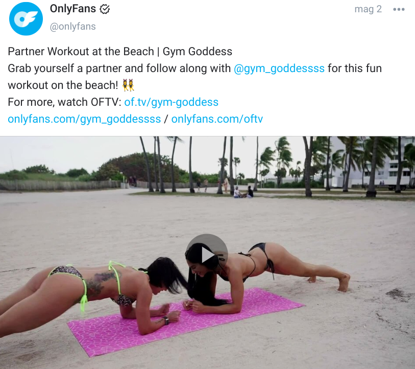 due ragazze che fanno un video di esercizio fisico insieme come collaborazione per promuovere i loro account su onlyfans